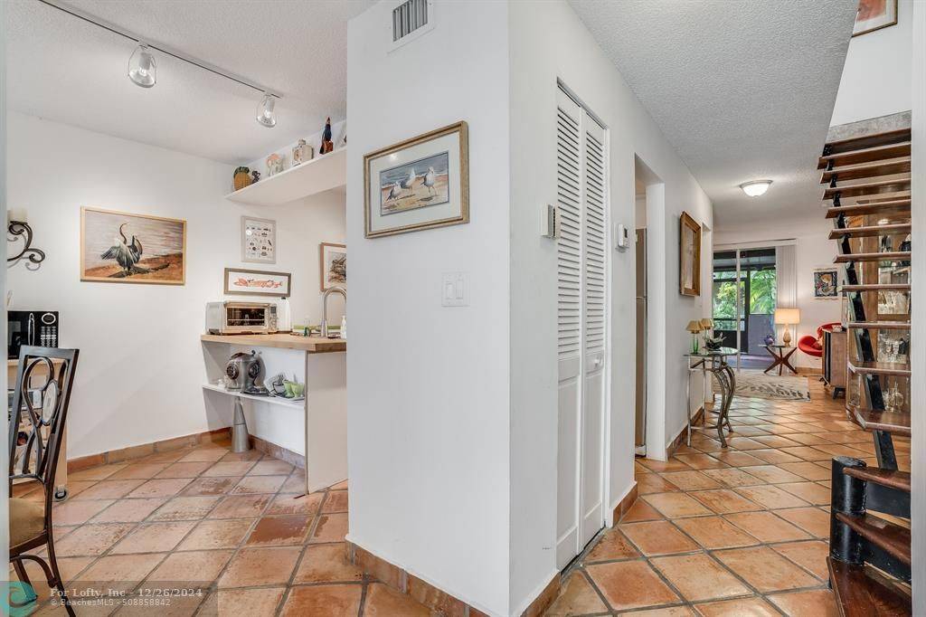 Wilton Manors, FL 33305,670 Kensington Pl  #5B