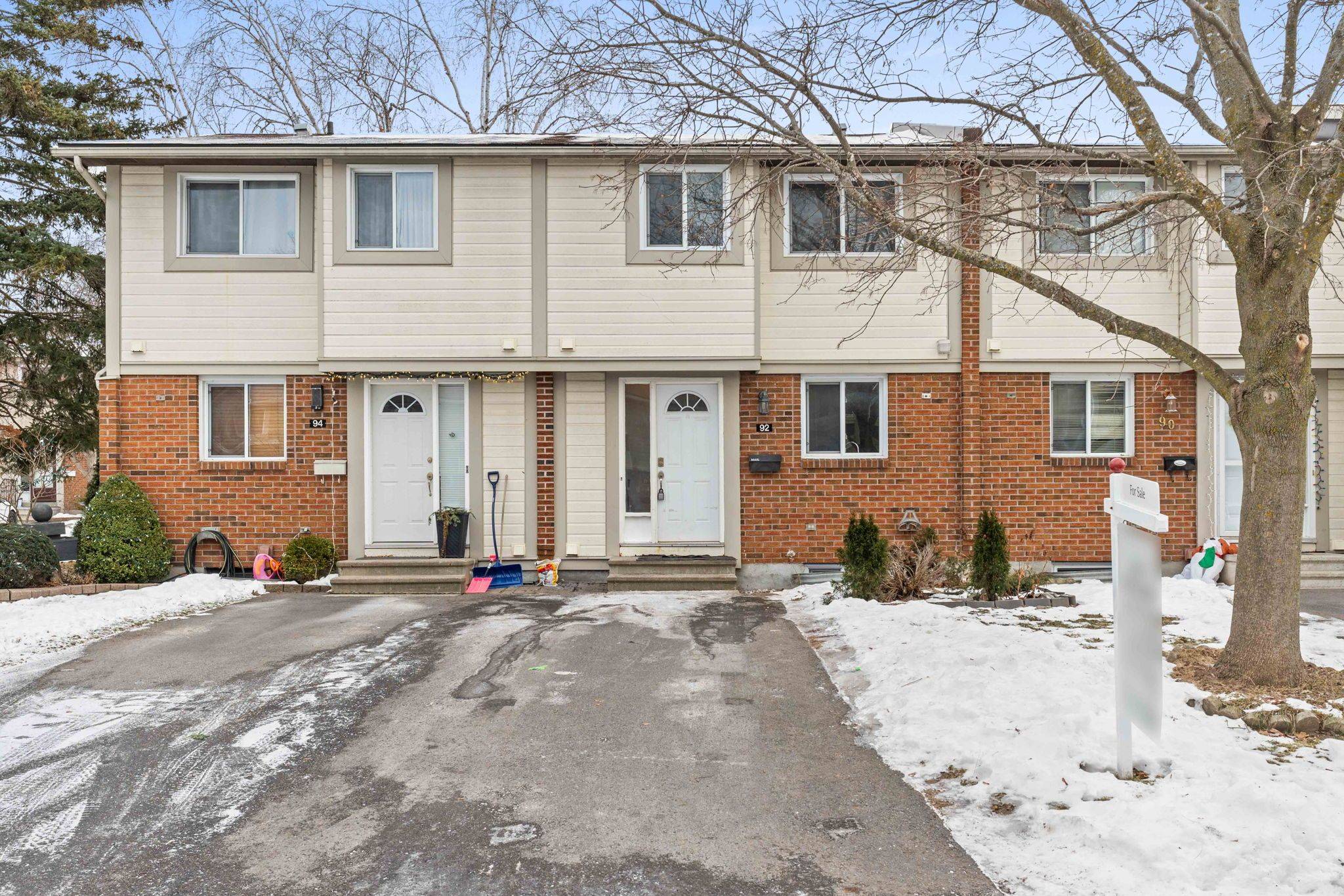 Kanata, ON K2L 2J1,92 BARROW CRES