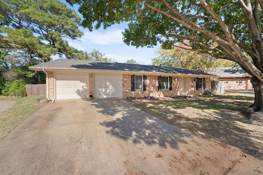 Bedford, TX 76022,933 Charleston Court