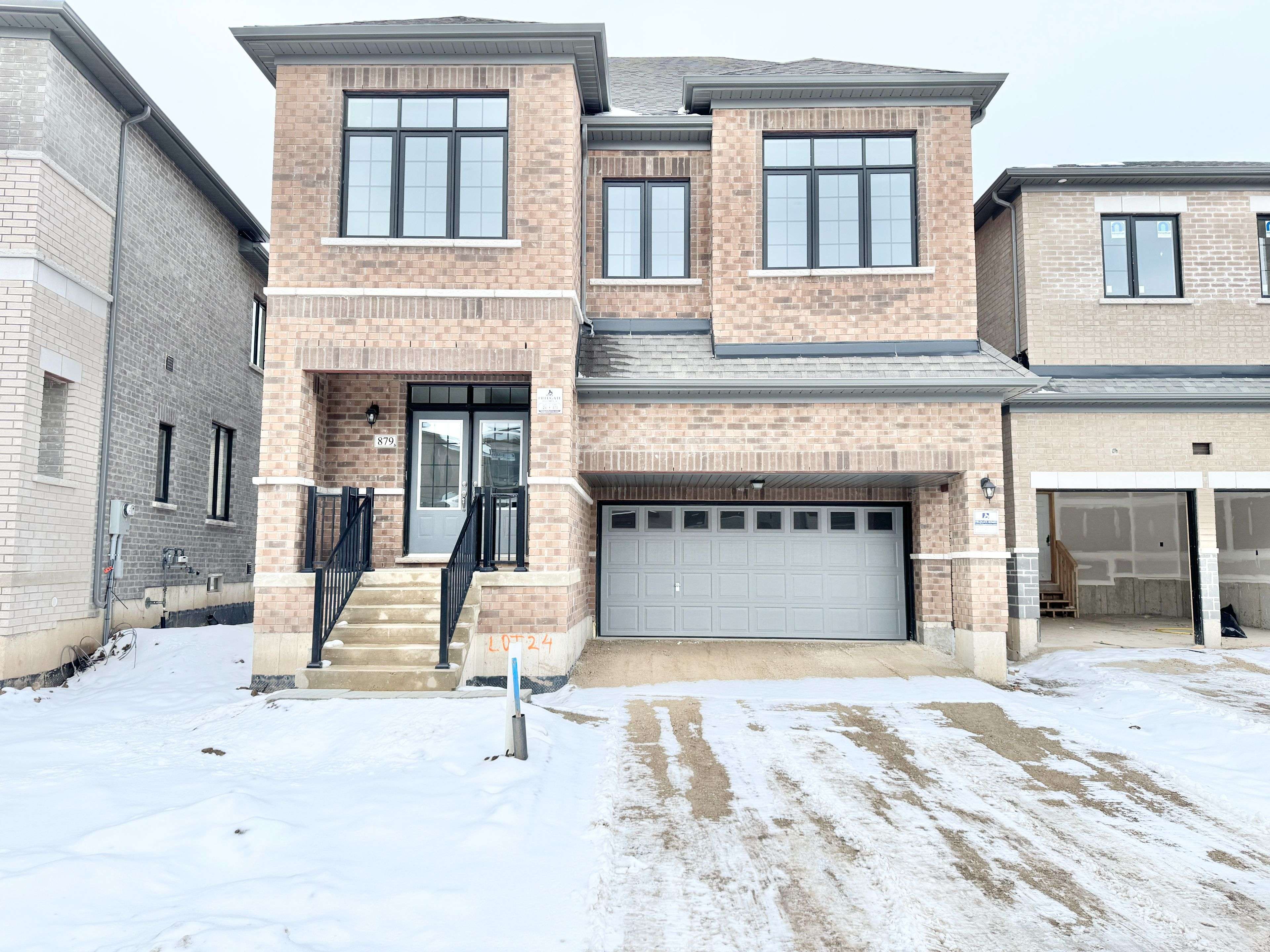 Milton, ON L9T 7E7,879 Plum PL