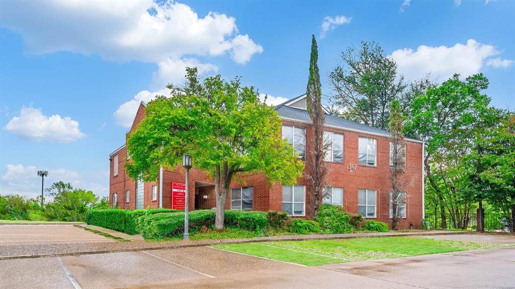 Arlington, TX 76013,1307 W Abram Street #202