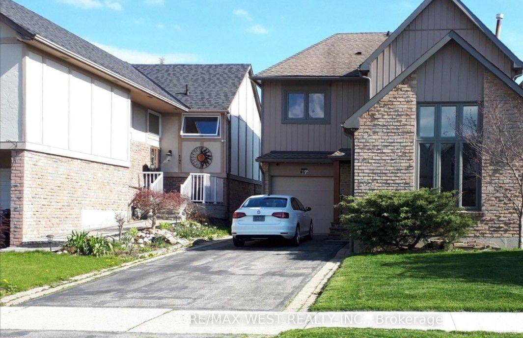 Toronto W08, ON M9C 5B2,19 Elmbrook CRES #Lower