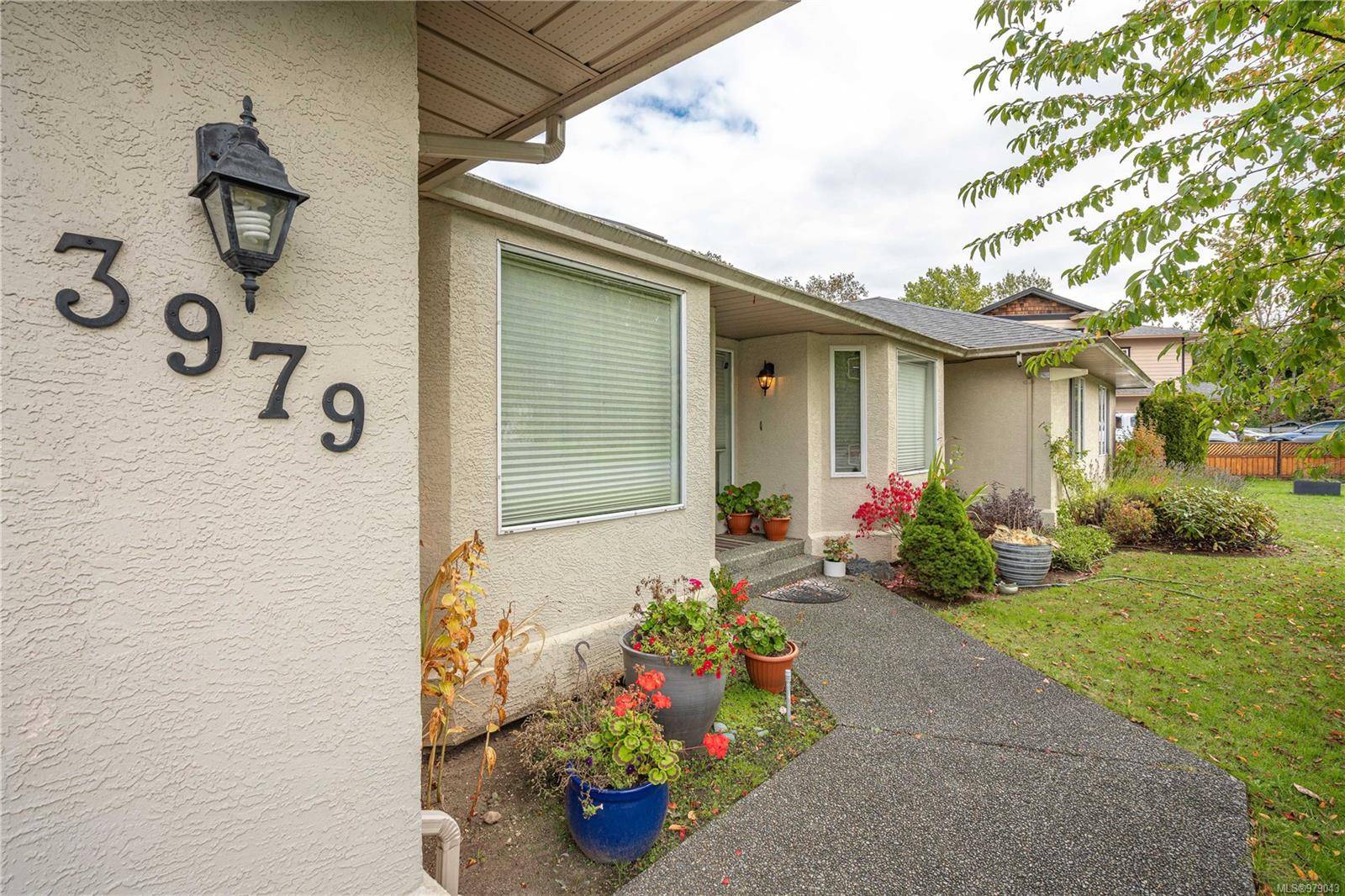 Saanich, BC V8Z 2V3,3979 Blue Ridge Pl