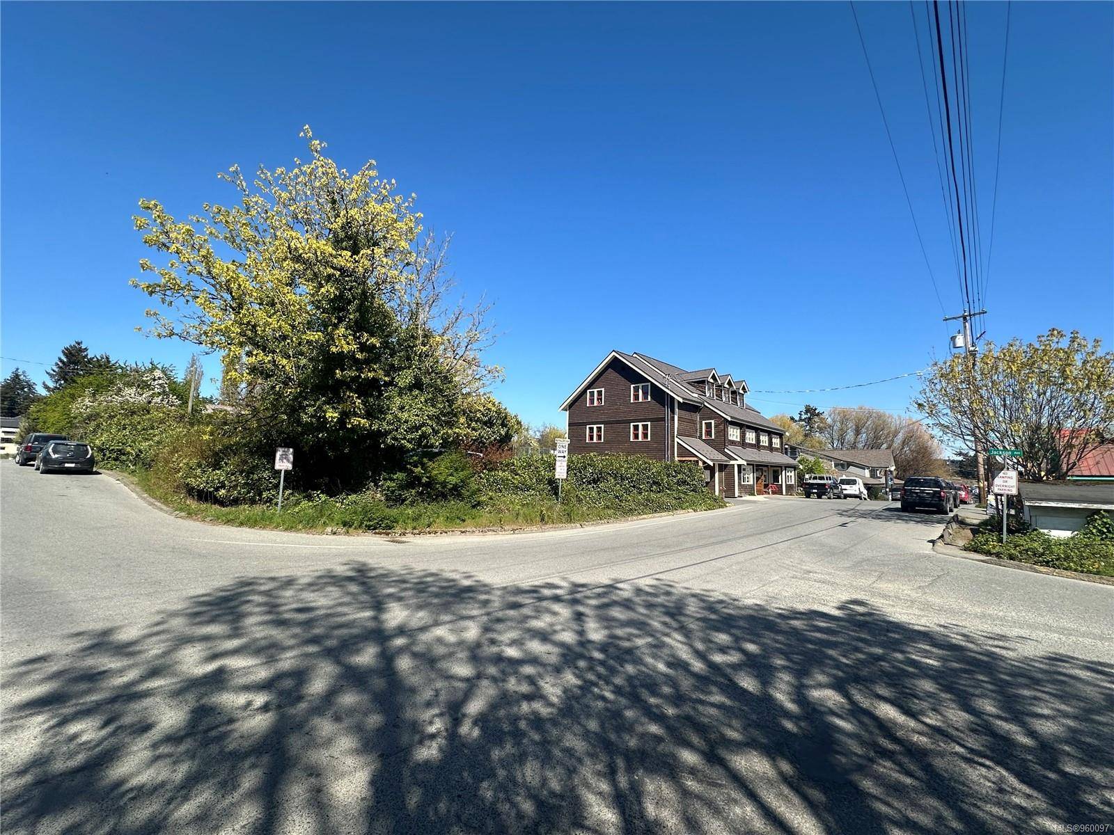 Salt Spring, BC V8K 2T5,136 McPhillips Ave