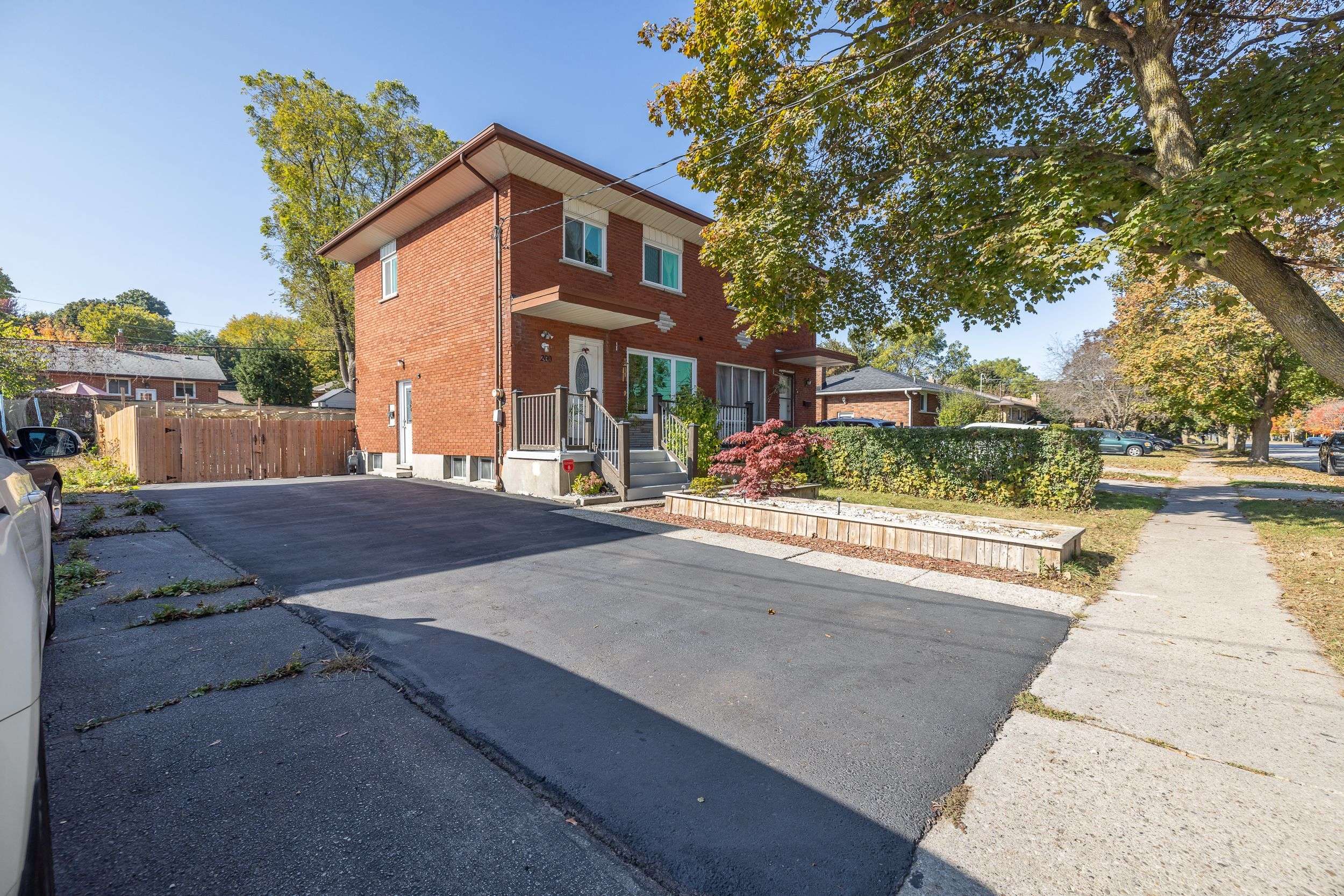 Guelph, ON N1H 5X5,200 Alma ST N