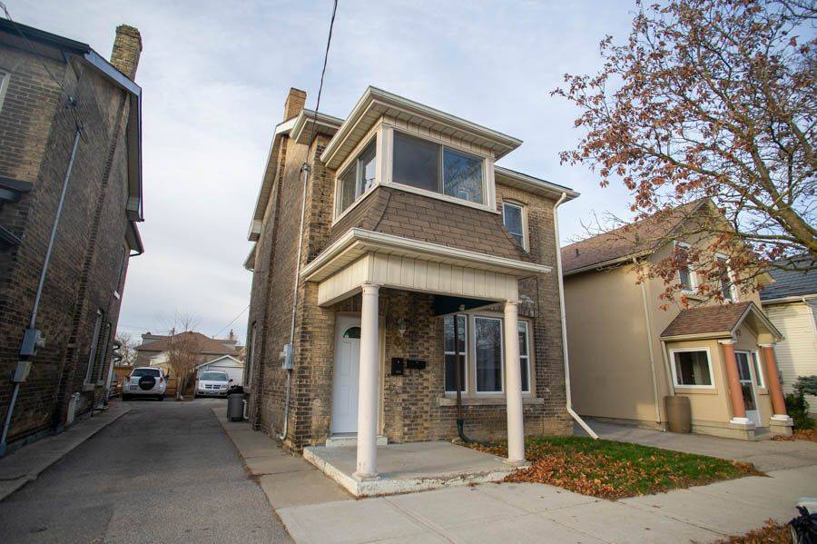 Brantford, ON N3T 3K5,60 William ST #Upper