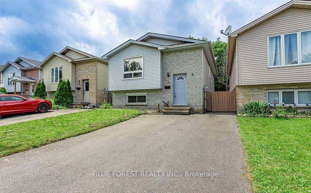 London, ON N6G 4X4,901 Lawson RD N #Upper