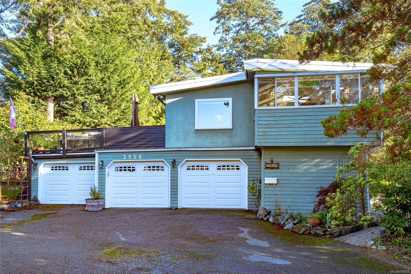 Saanich, BC V8N 4H6,3954 Grandis Pl