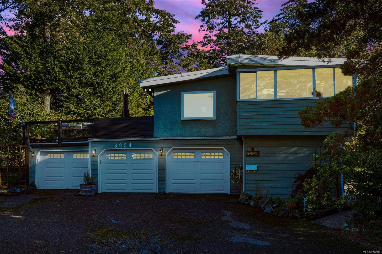 Saanich, BC V8N 4H6,3954 Grandis Pl