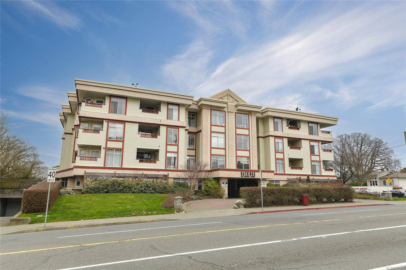 Victoria, BC V8T 4E1,2511 QUADRA St #305