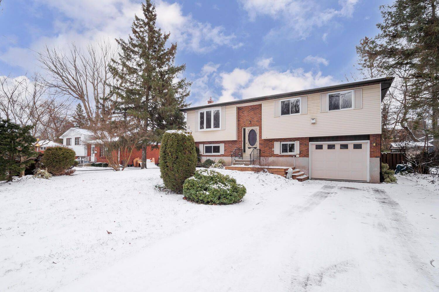 Owen Sound, ON N4K 3T4,725 11th ST W