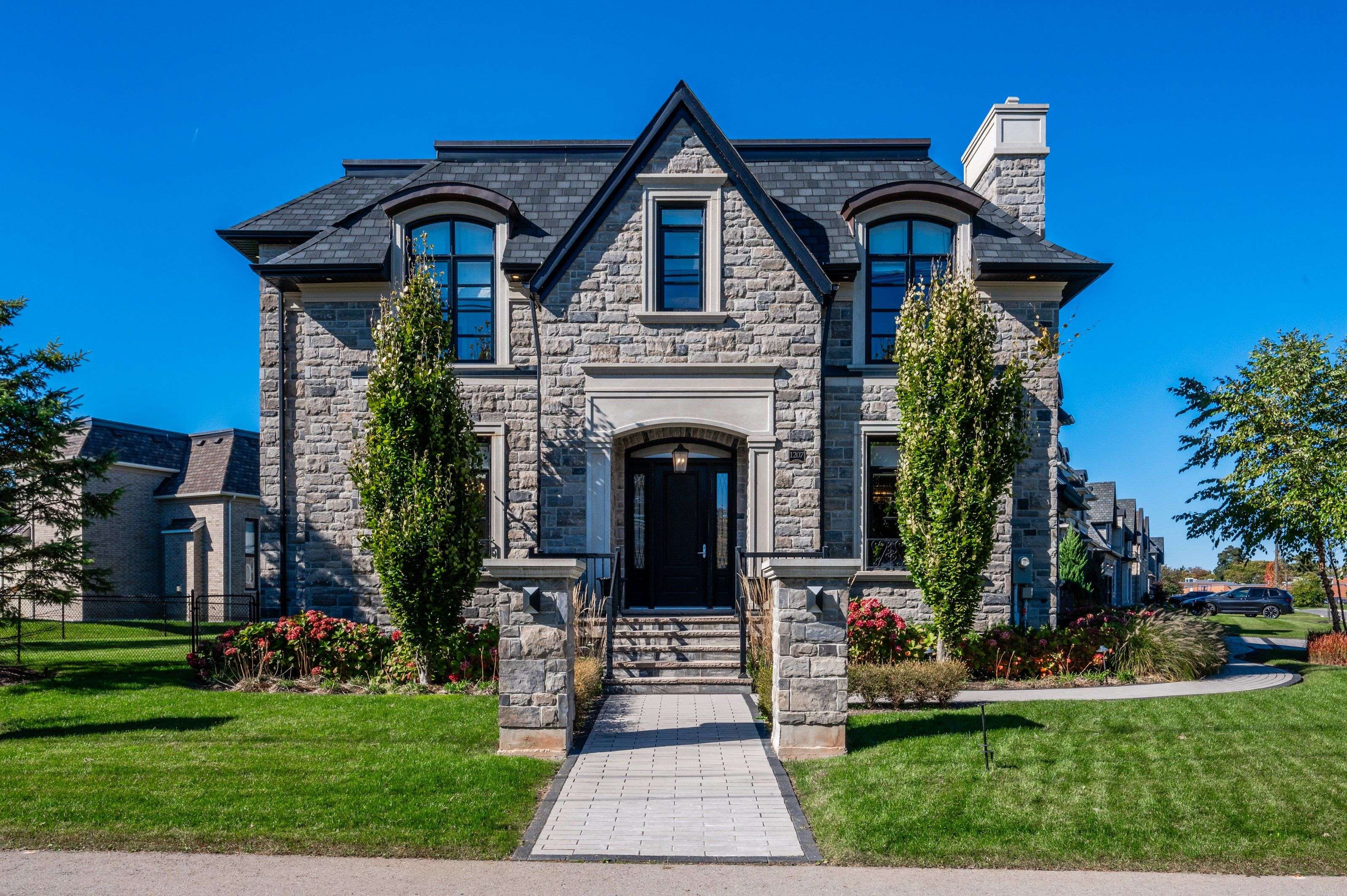 Oakville, ON L6L 1E7,1207 Lakeshore RD W