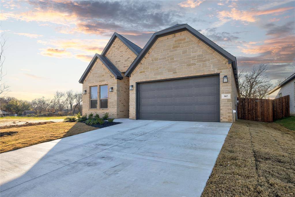 River Oaks, TX 76114,907 Boston Lane