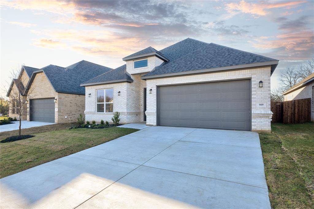 River Oaks, TX 76114,909 Boston Lane