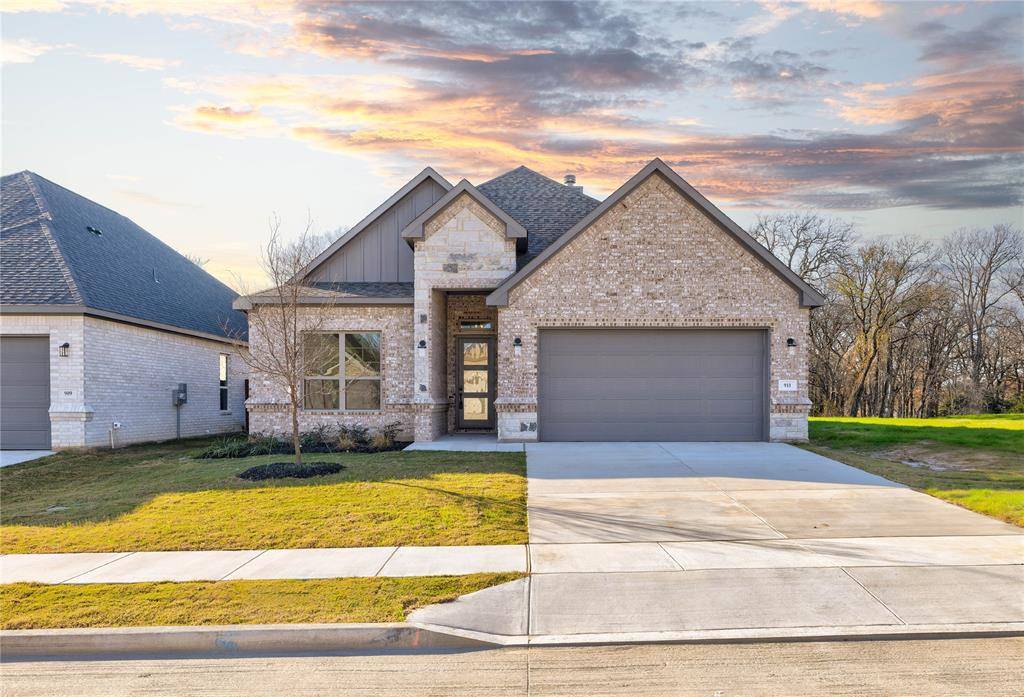 River Oaks, TX 76114,911 Boston Lane