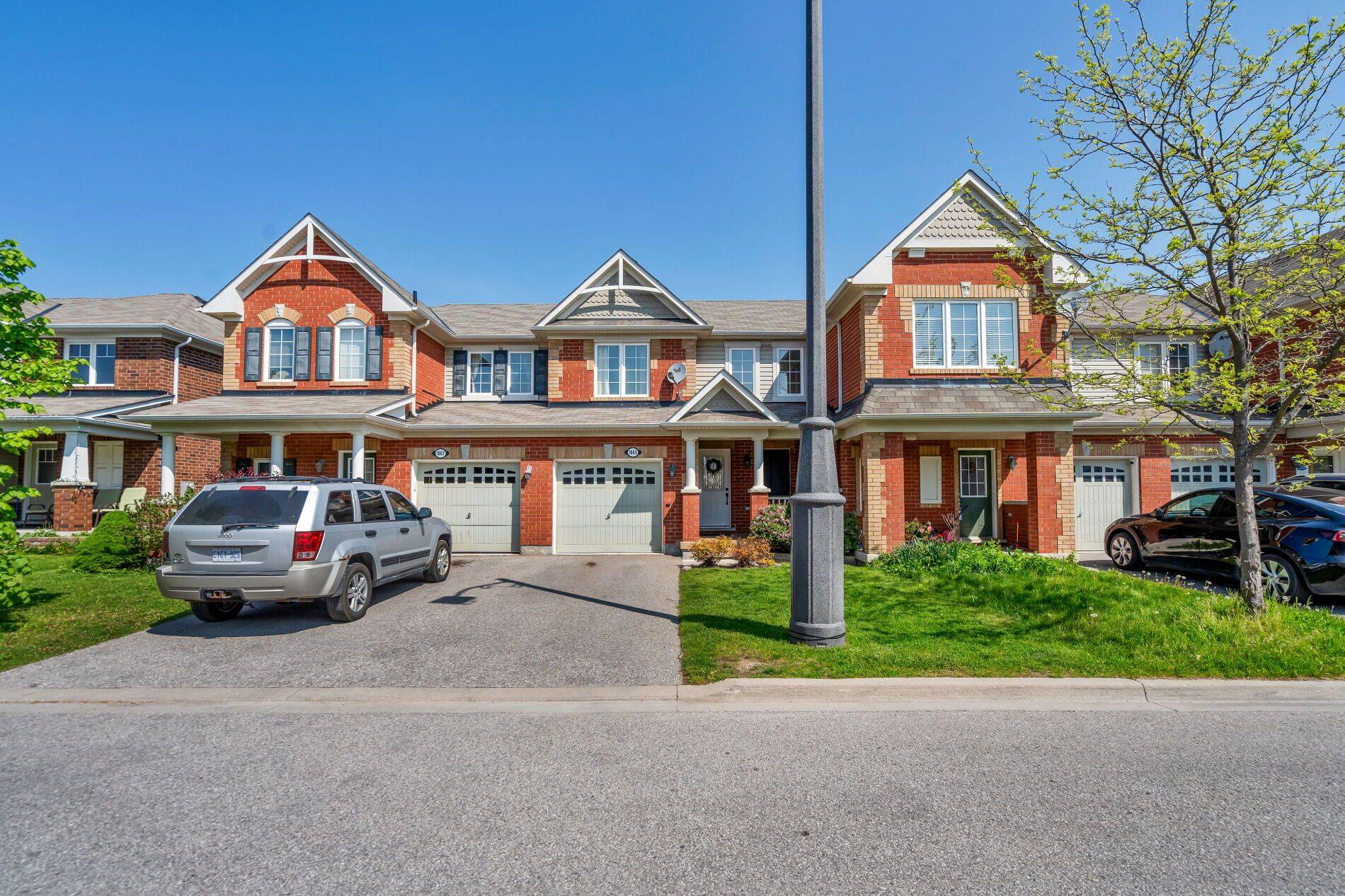 Pickering, ON L1X 0A4,1865 Liatris DR