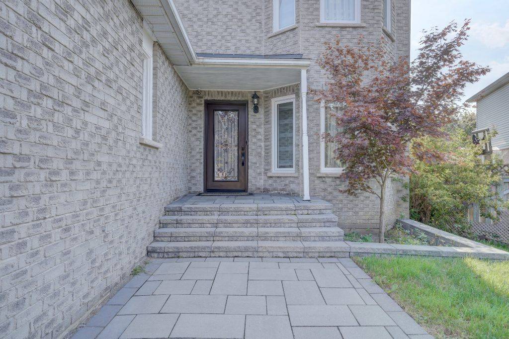 Whitby, ON L1N 8J2,11 GREENVIEW CT