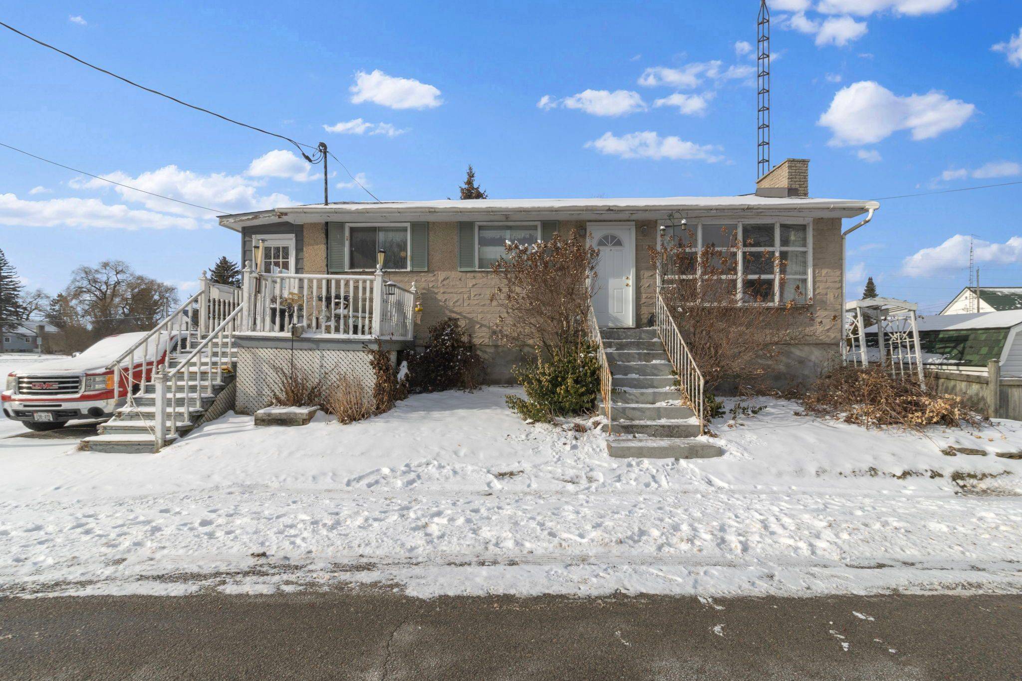 Elizabethtown-kitley, ON K0E 1M0,16 Laura ST