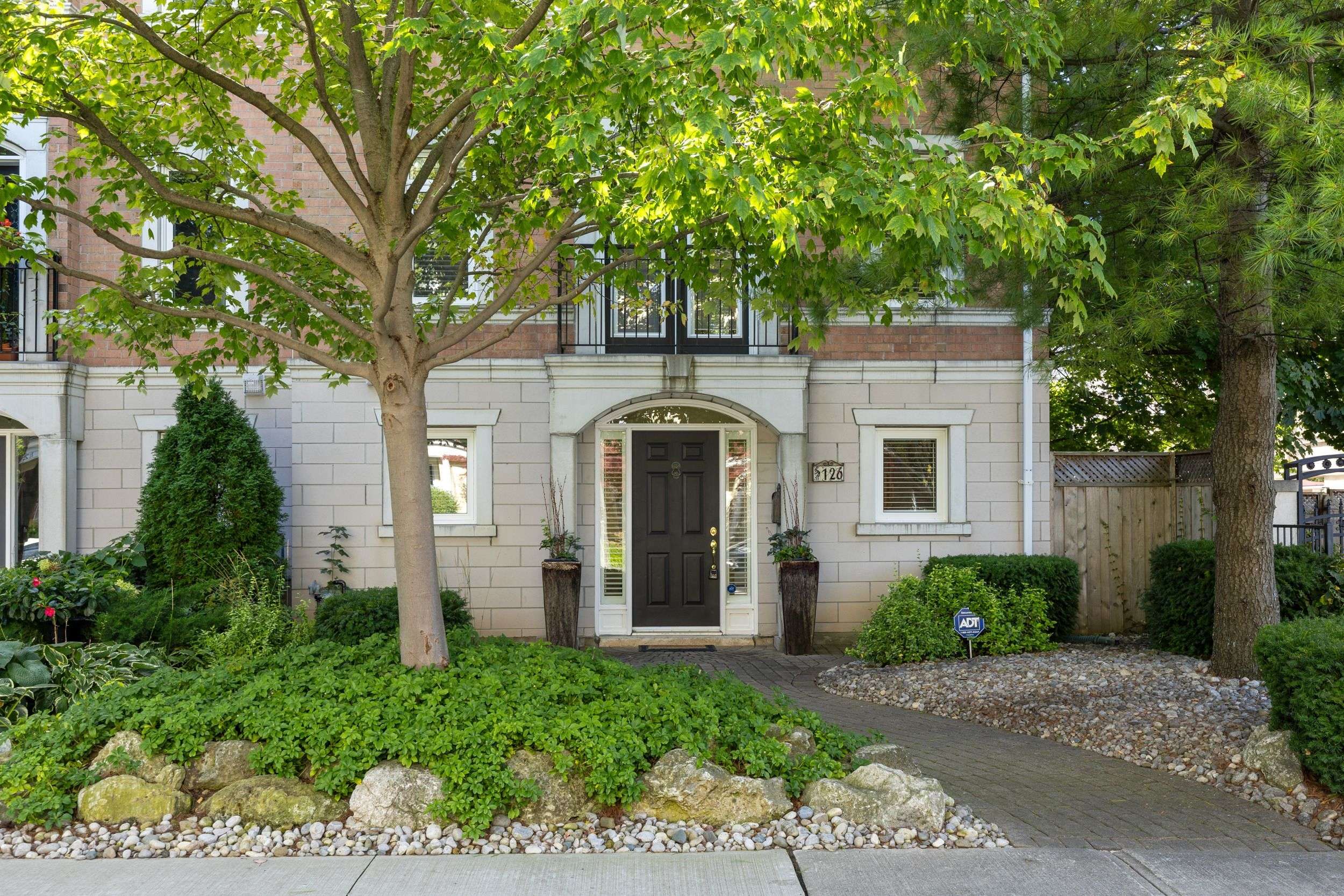 Oakville, ON L6K 3X6,126 Brant ST