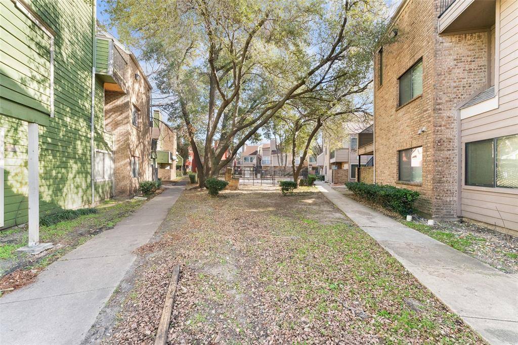 Dallas, TX 75243,9815 Walnut Street #205