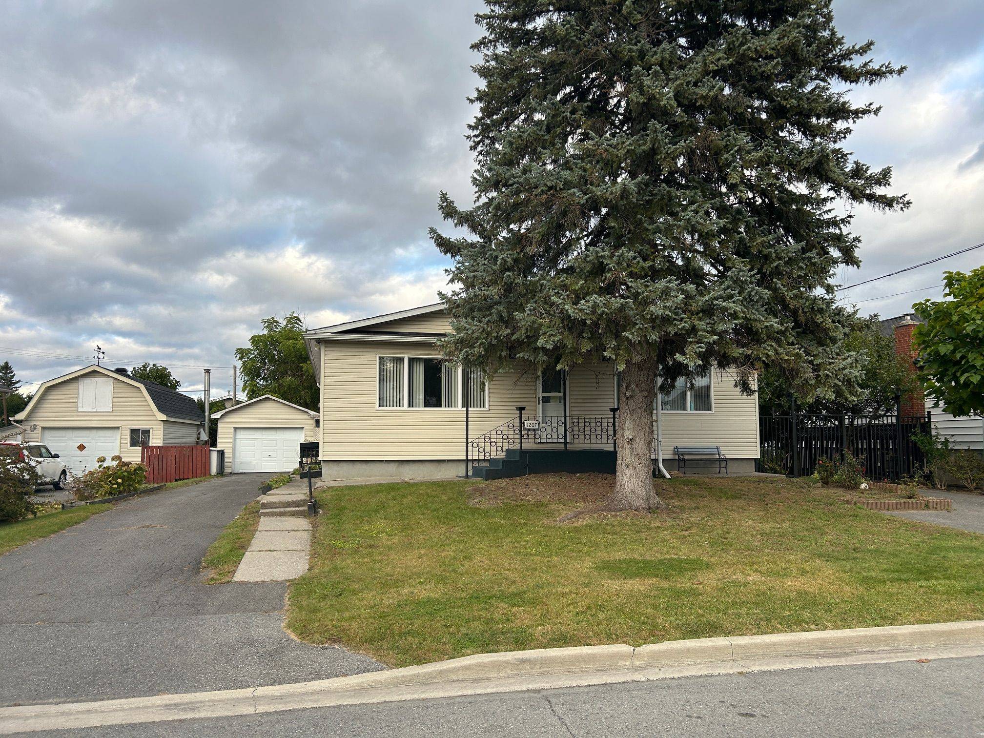 Cornwall, ON K6J 5A5,1207 Henry ST