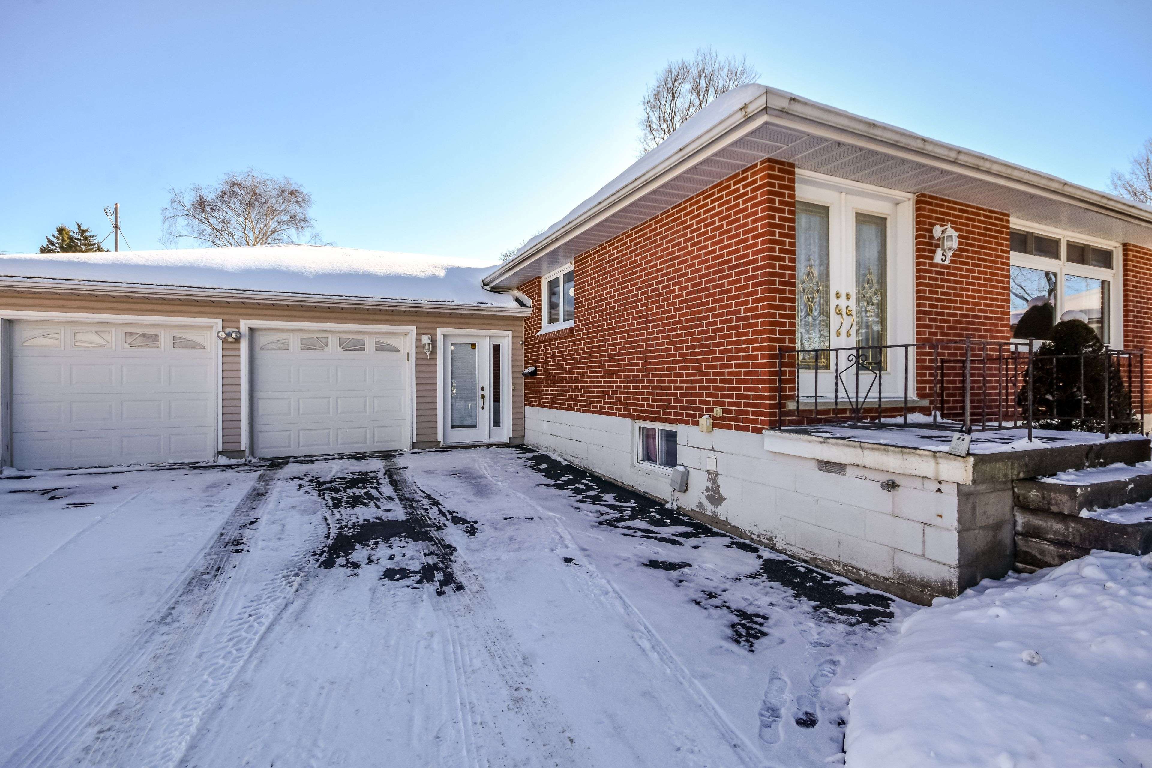 Barrie, ON L4M 2J7,5 Creswick CT