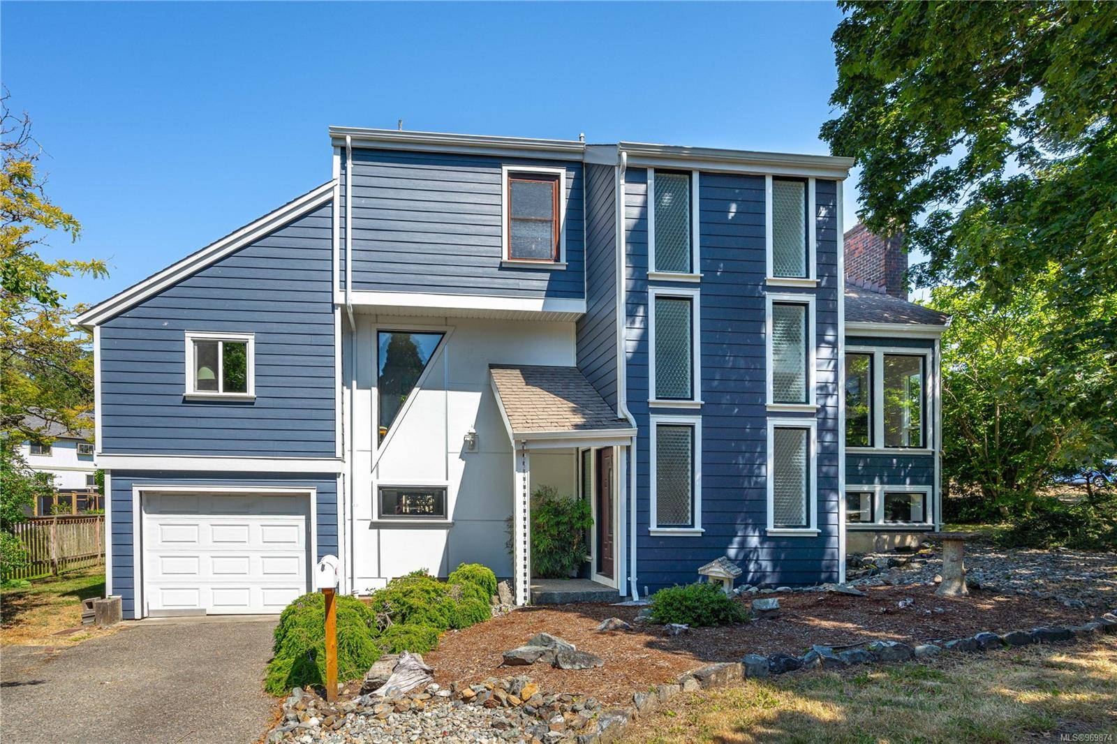 Saanich, BC V8X 4A8,4020 Travis Pl