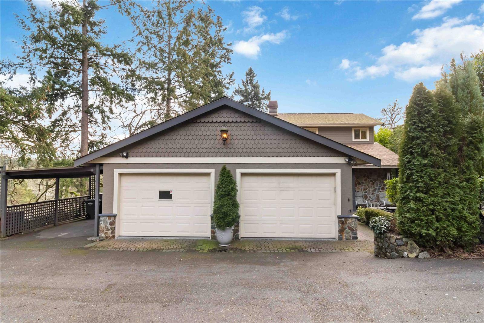 Saanich, BC V8X 5H5,891 Royal Oak Dr