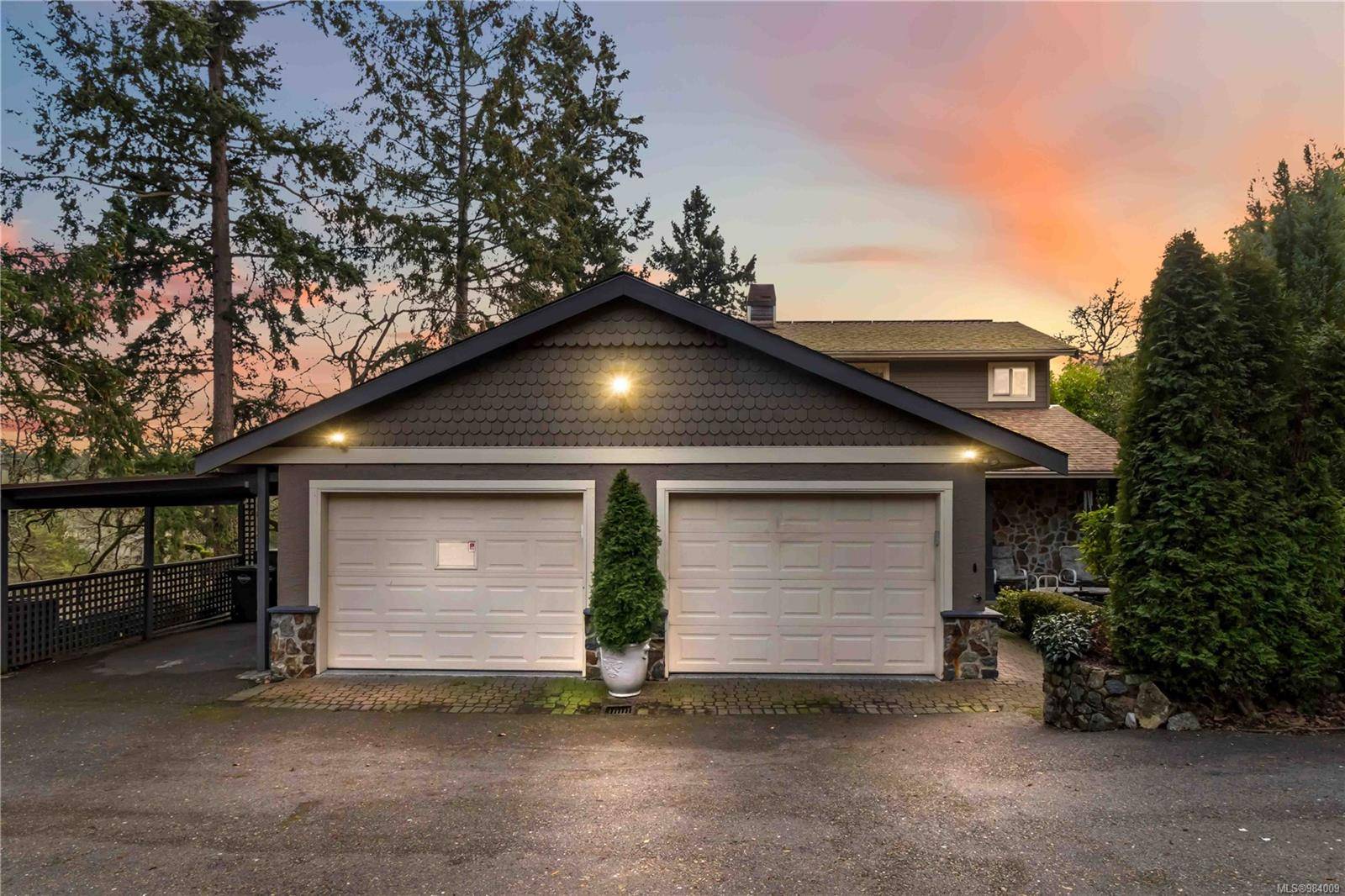 Saanich, BC V8X 5H5,891 Royal Oak Dr