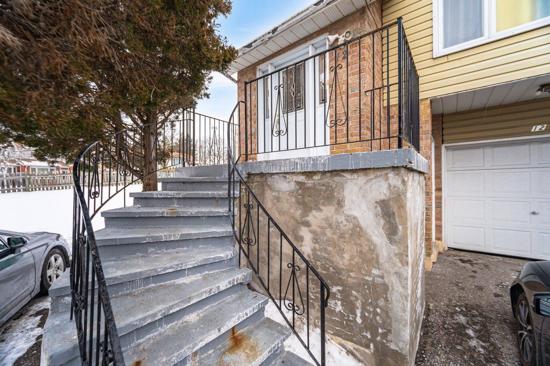 Brampton, ON L6Z 1J3,12 Courtleigh SQ