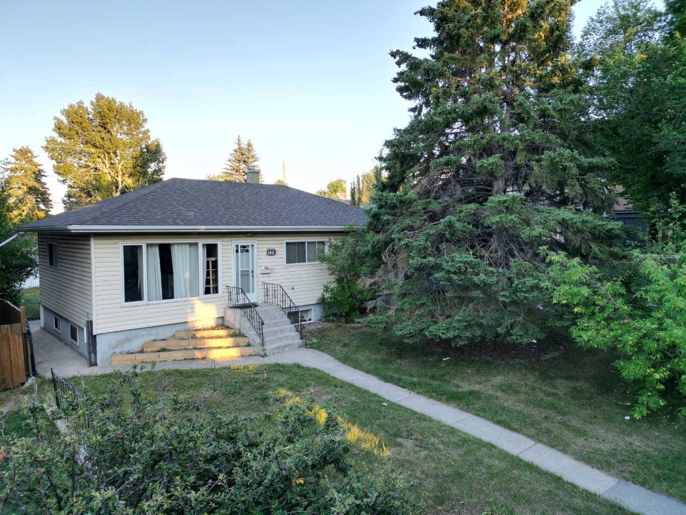 Calgary, AB T3E 3A1,2812 36 ST SW