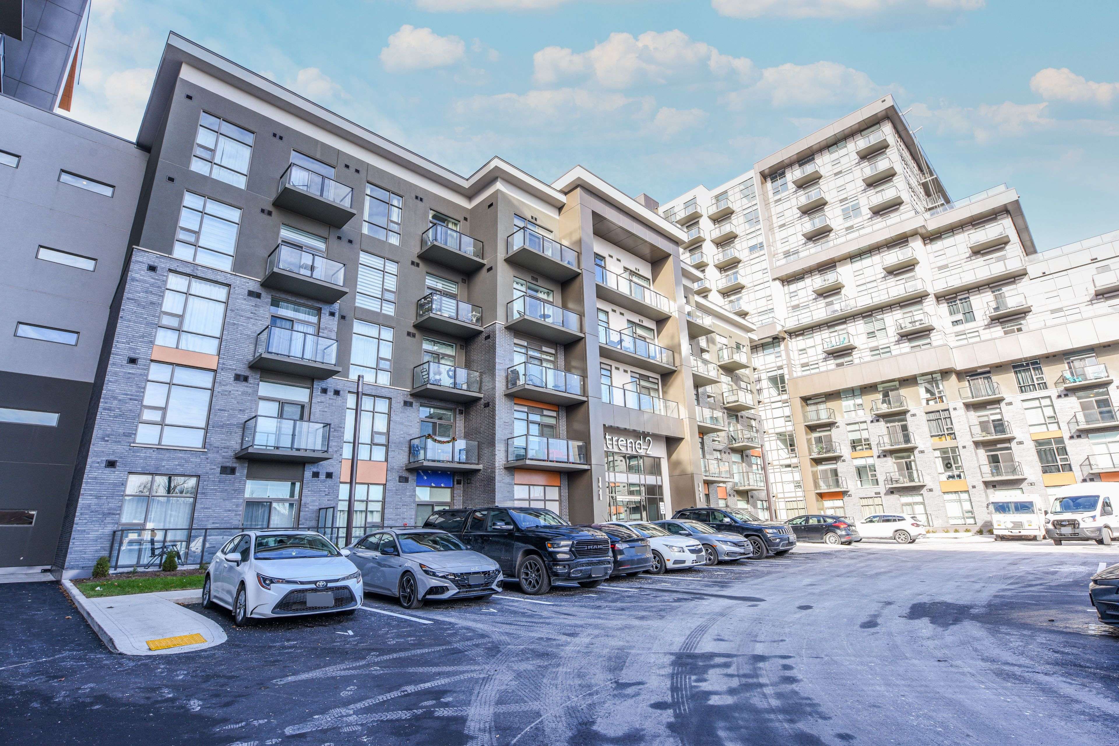 Hamilton, ON L8B 2A5,460 Dundas ST E #306