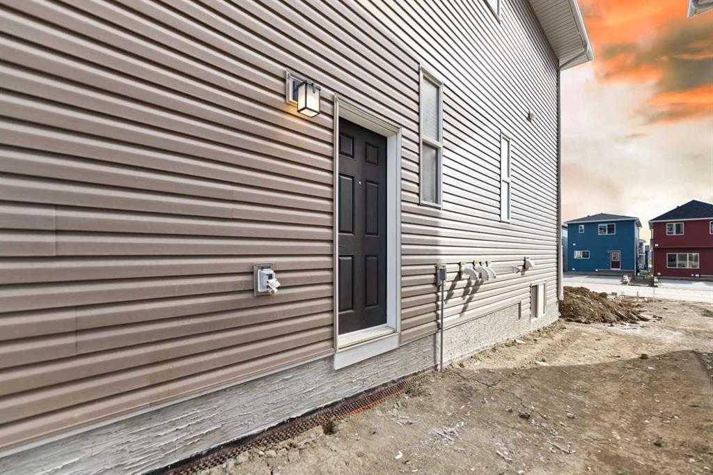 Airdrie, AB T4B 5M5,826 Bayview TER SW