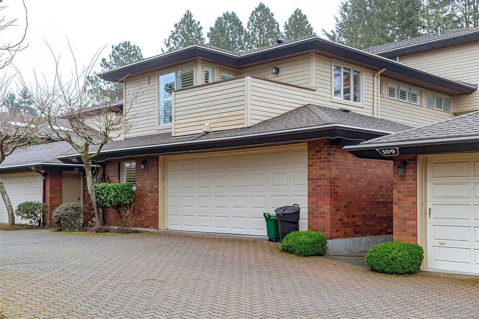 Oak Bay, BC V8P 5M8,2345 Cedar Hill Cross Rd #108