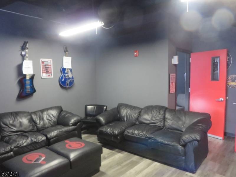Somerville Boro, NJ 08876,1 W Main St