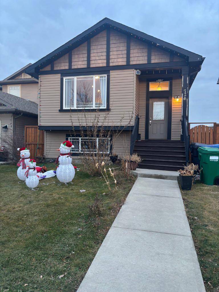 Lethbridge, AB T1H5R5,724 Florence Ho Leong CRES N