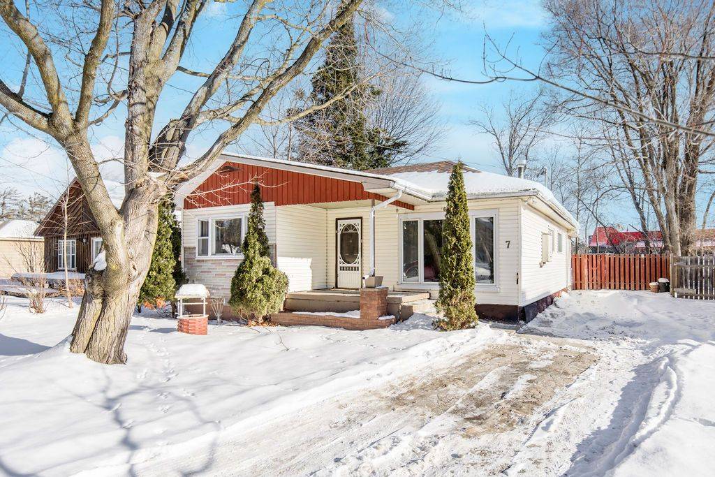 Wasaga Beach, ON L9Z 1Y6,7 47TH ST S