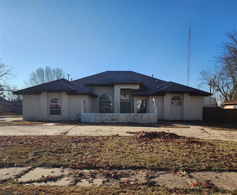 Holdenville, OK 74848,415 Country Club Drive