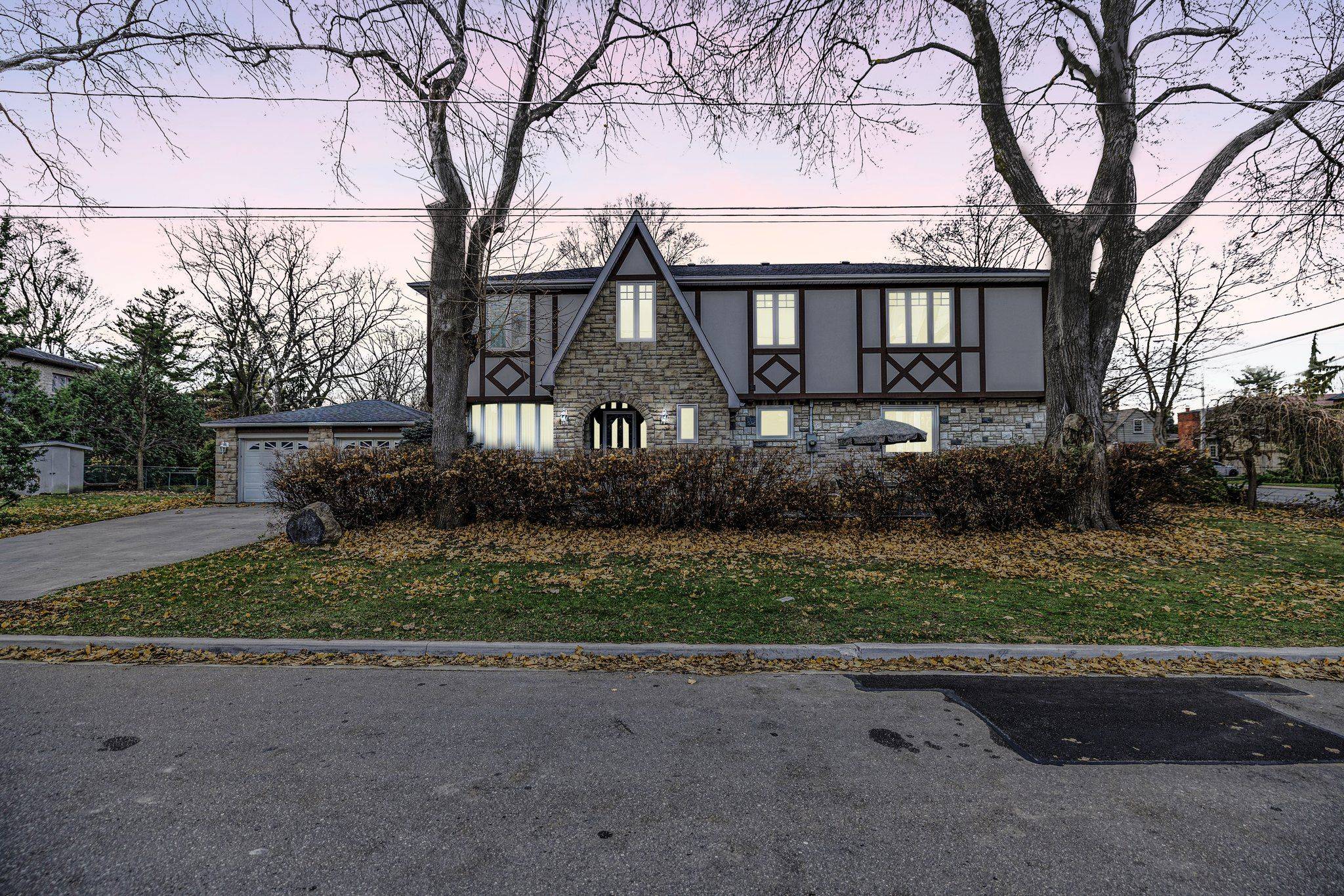 Toronto W08, ON M9A 2G6,186 Royalavon CRES