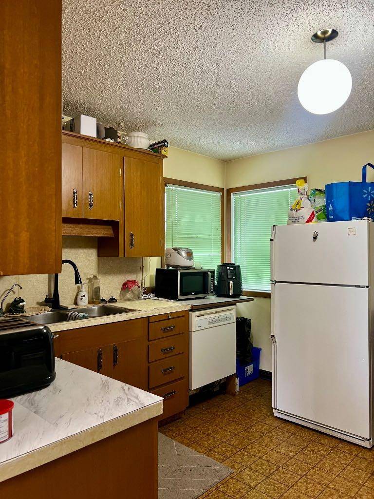 Calgary, AB T3E0L4,3808 25 AVE SW