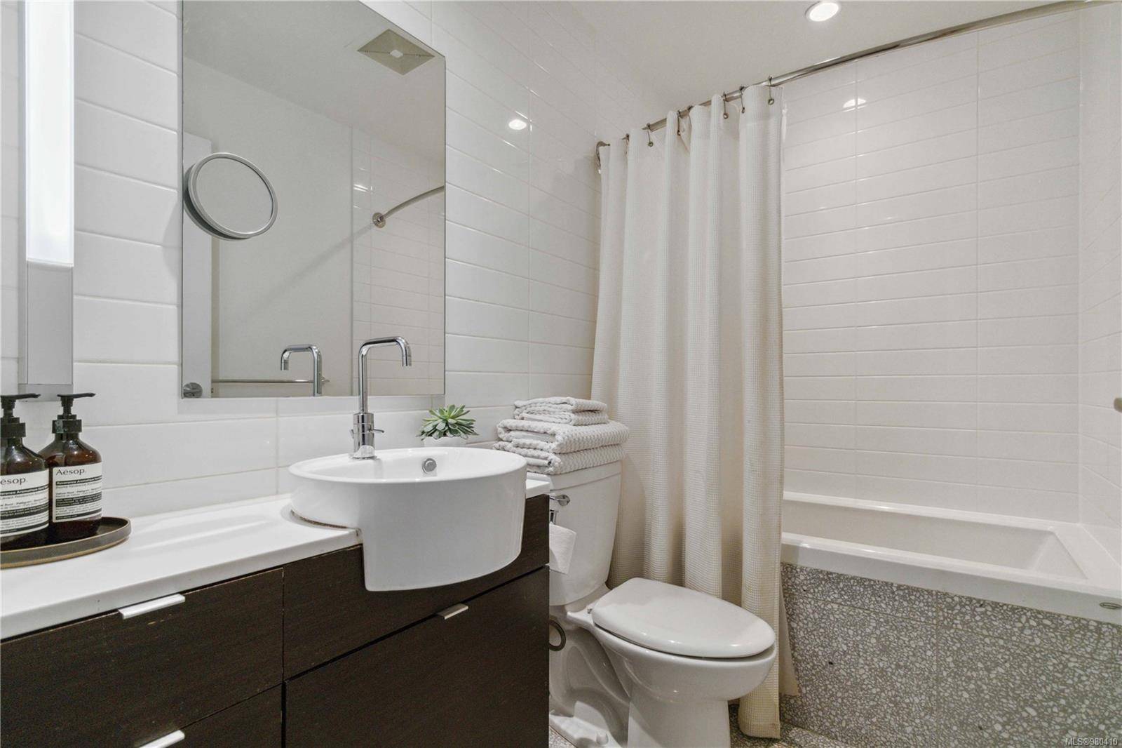 Victoria, BC V8W 0B8,770 Fisgard St #239