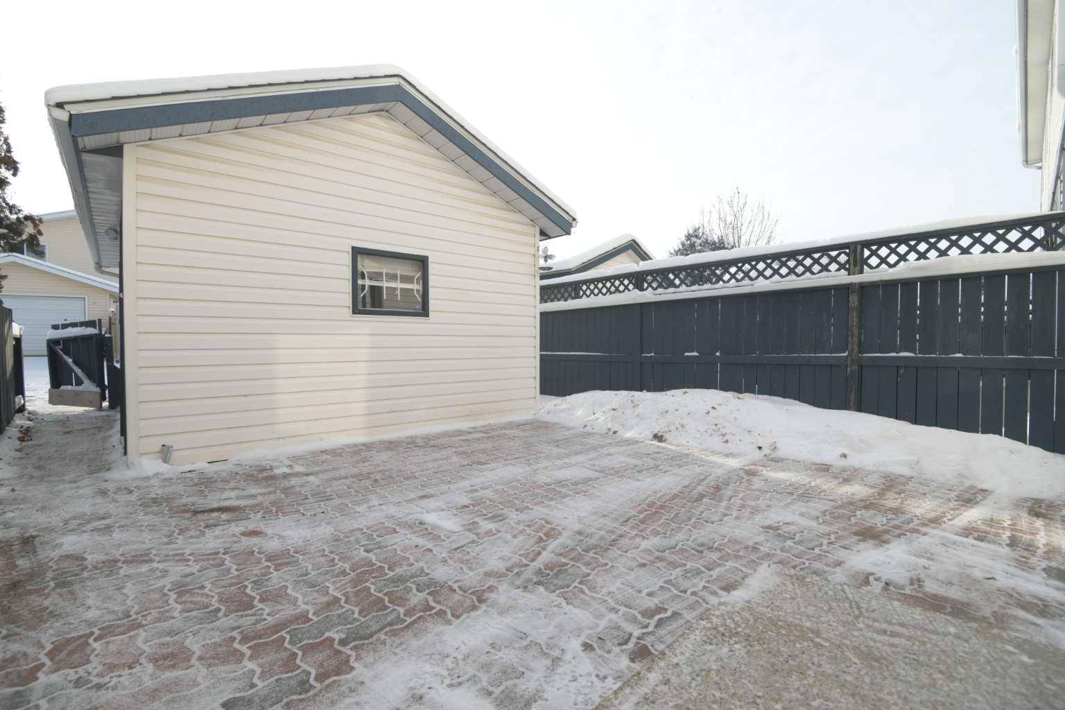 Red Deer, AB T4R 2E2,5 Elwell Close