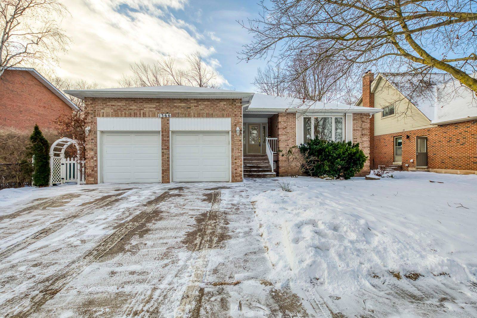 Oakville, ON L6H 3C4,1366 Edgeware RD