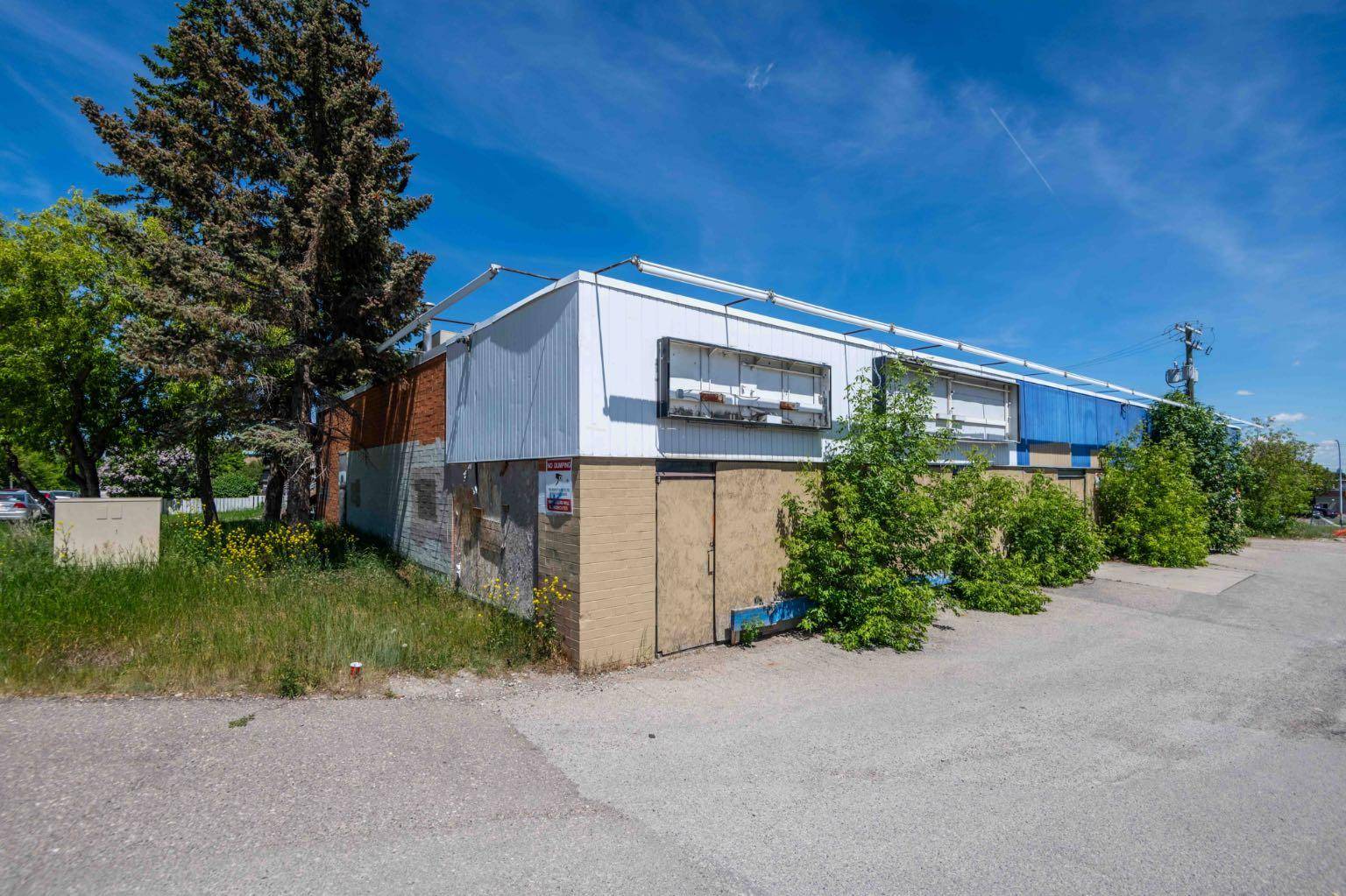 Calgary, AB T3C 1T8,3902 17 AVE SW