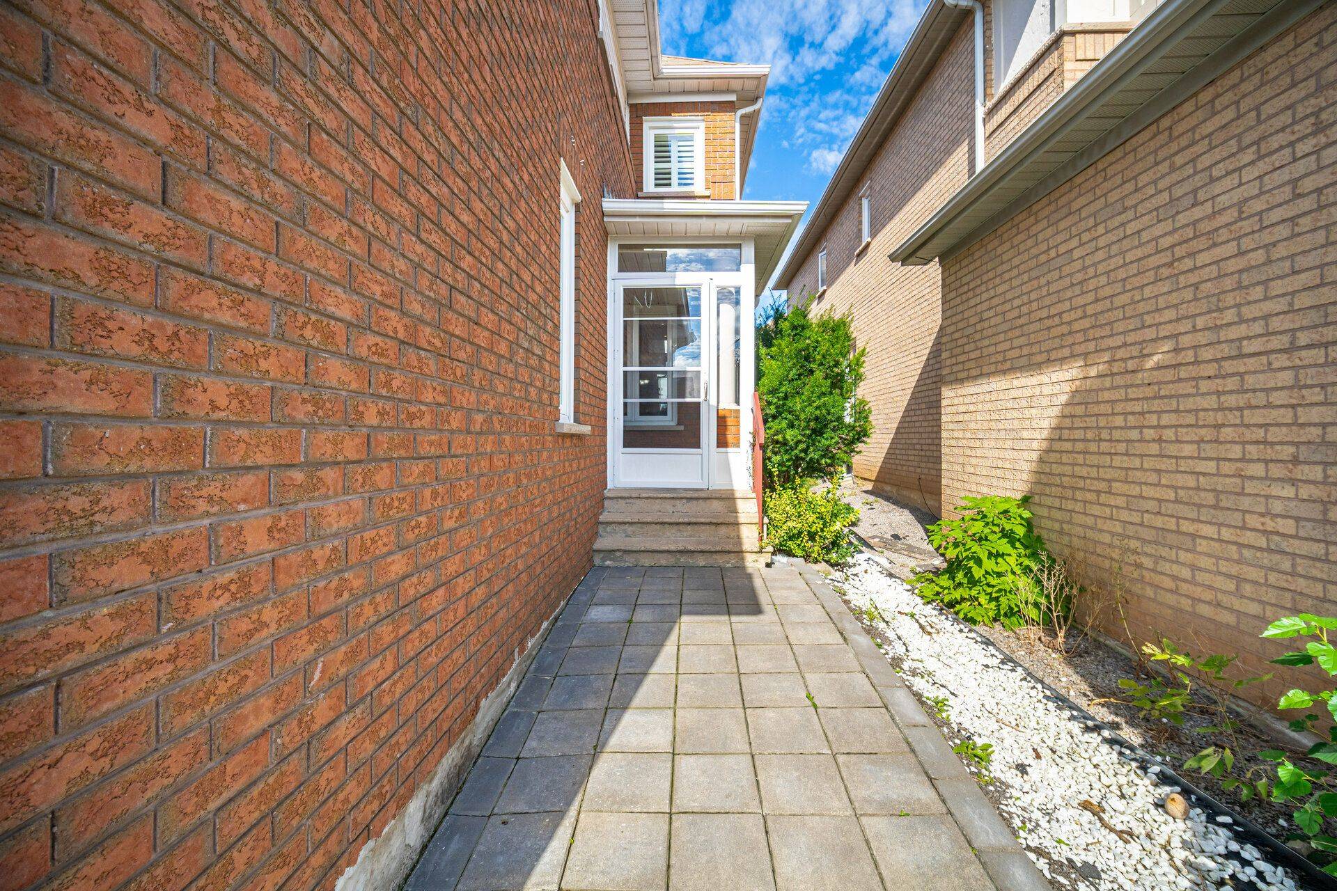 Mississauga, ON L5M 5K9,2485 Strathmore CRES