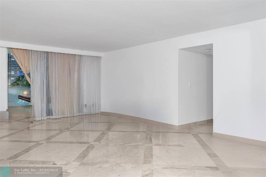 Hallandale Beach, FL 33009,1880 S Ocean Dr  #402