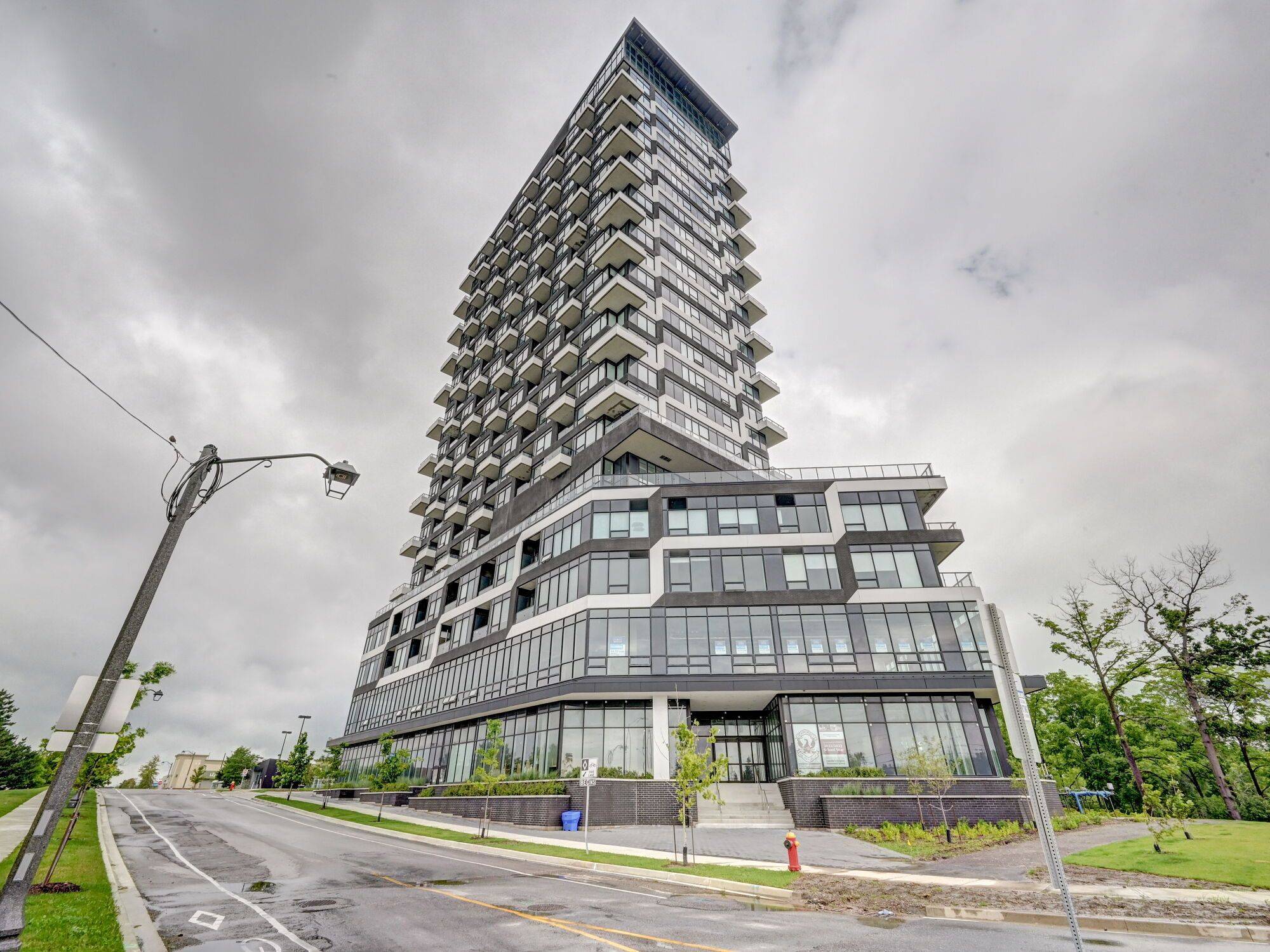 Oakville, ON L6H 3R6,297 Oak Walk DR #318