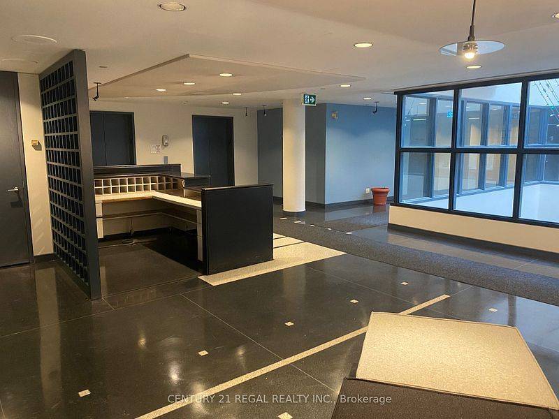 Toronto C01, ON M6G 1B4,622 College ST #400