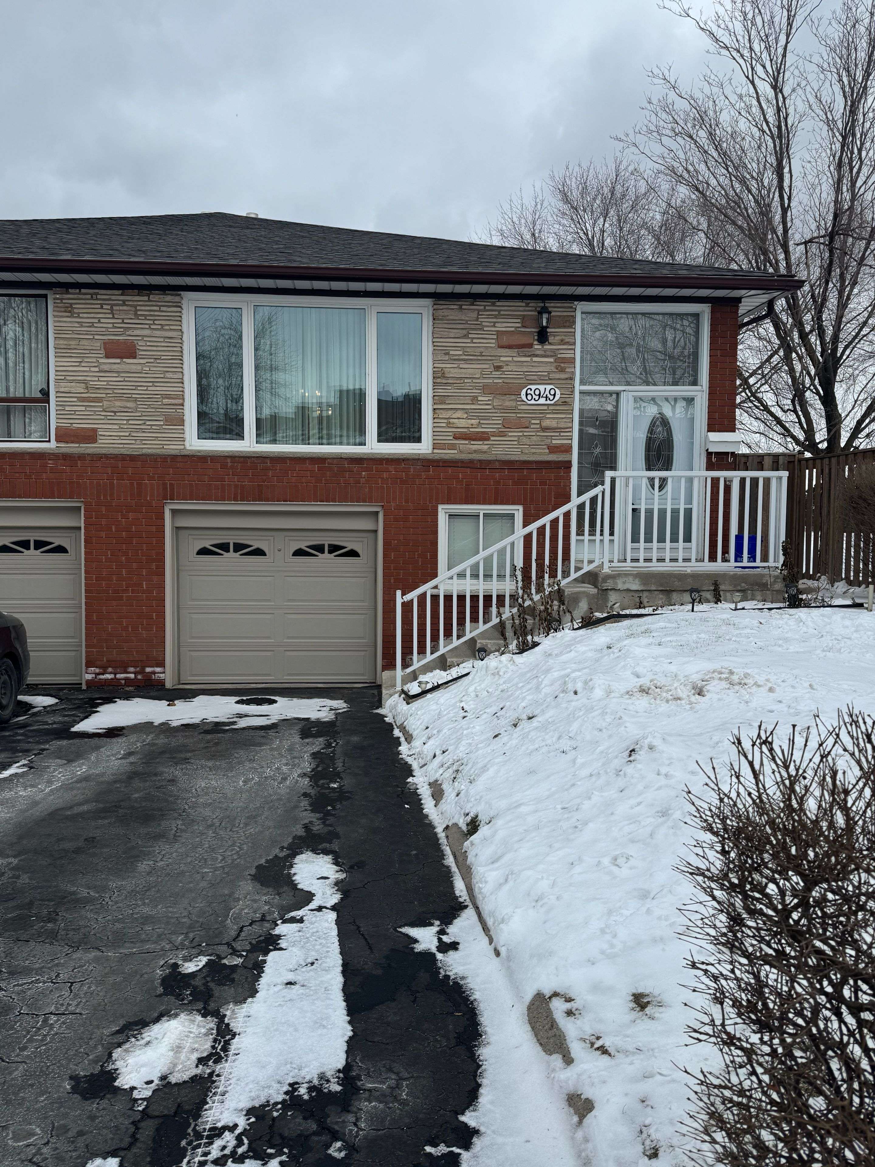 Mississauga, ON L4T 2W7,6949 Darcel AVE