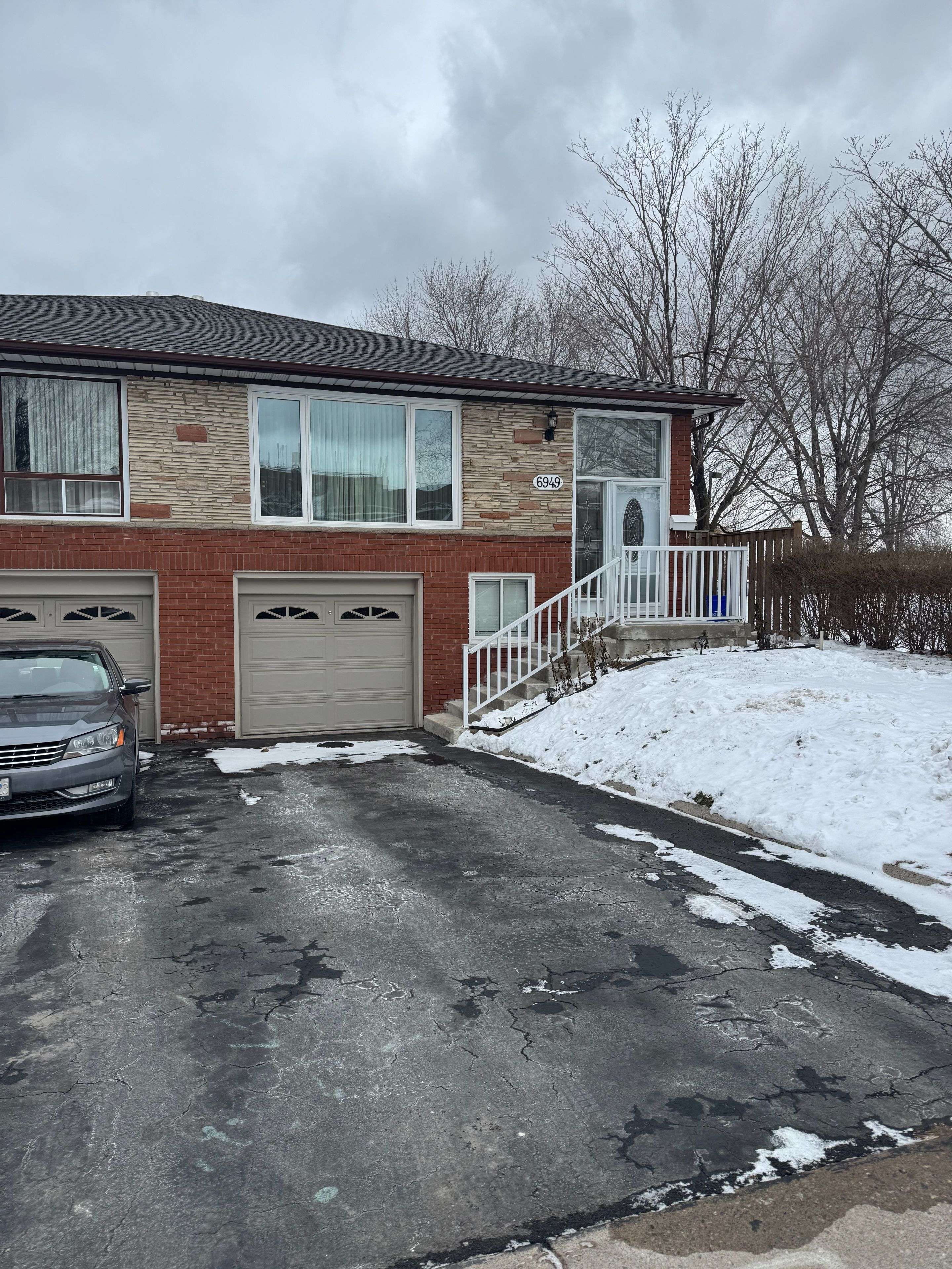 Mississauga, ON L4T 2W7,6949 Darcel AVE